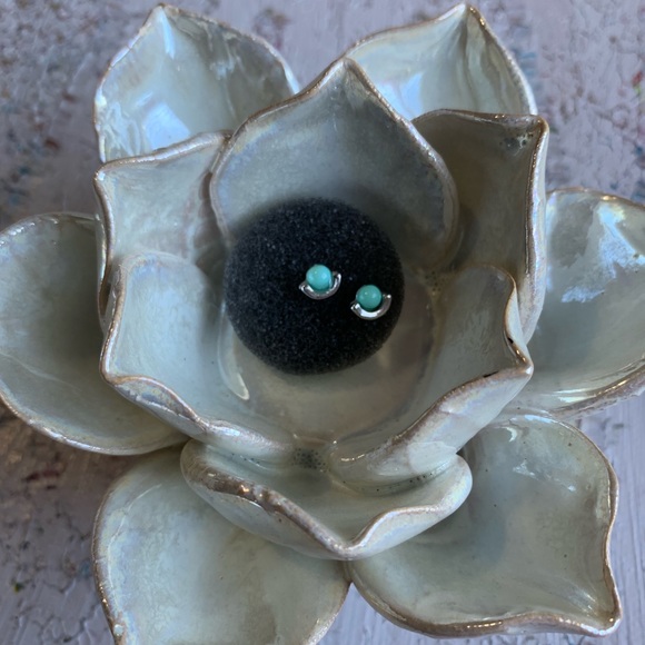 💋🆕Dainty Silver Boho Crescent Stud Earrings - Picture 4 of 7